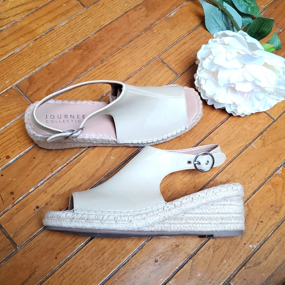 Journee Collection step out